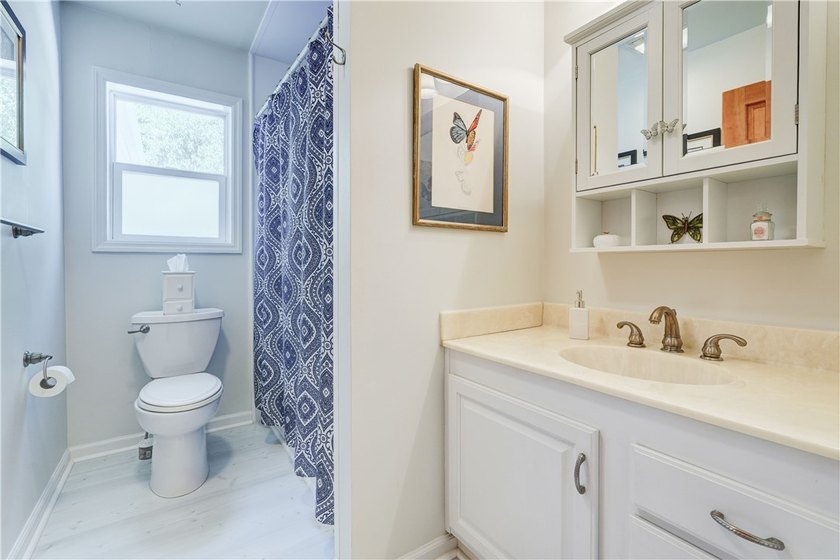 Welcome to this Impeccably Maintained 3 Bedroom, 2 Full Bath - photo 19