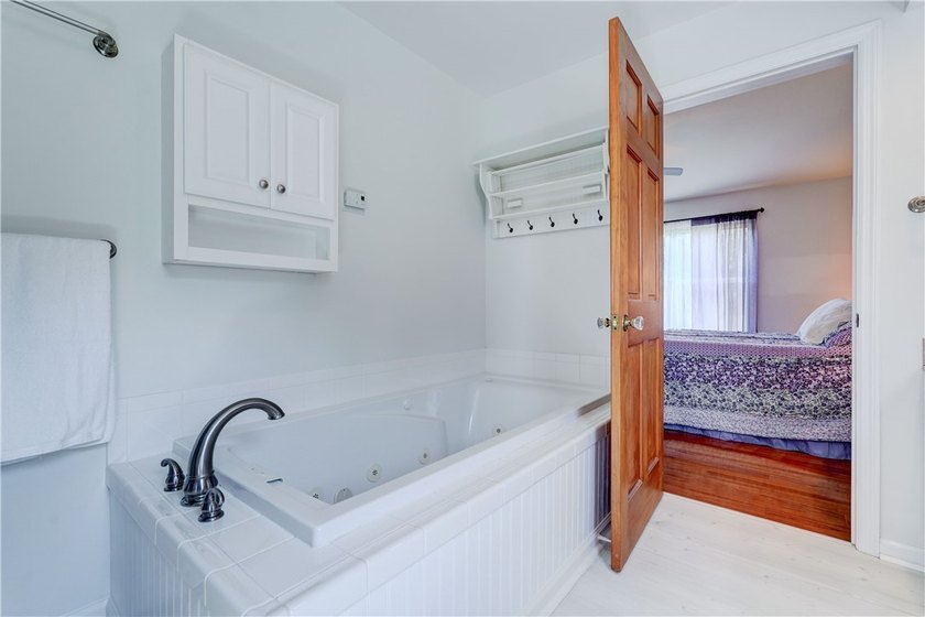 Welcome to this Impeccably Maintained 3 Bedroom, 2 Full Bath - photo 29