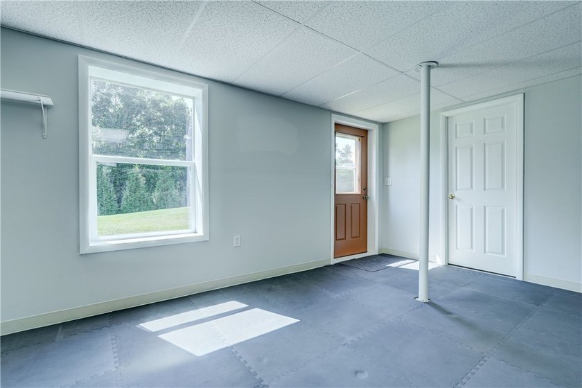 Welcome to this Impeccably Maintained 3 Bedroom, 2 Full Bath - photo 30