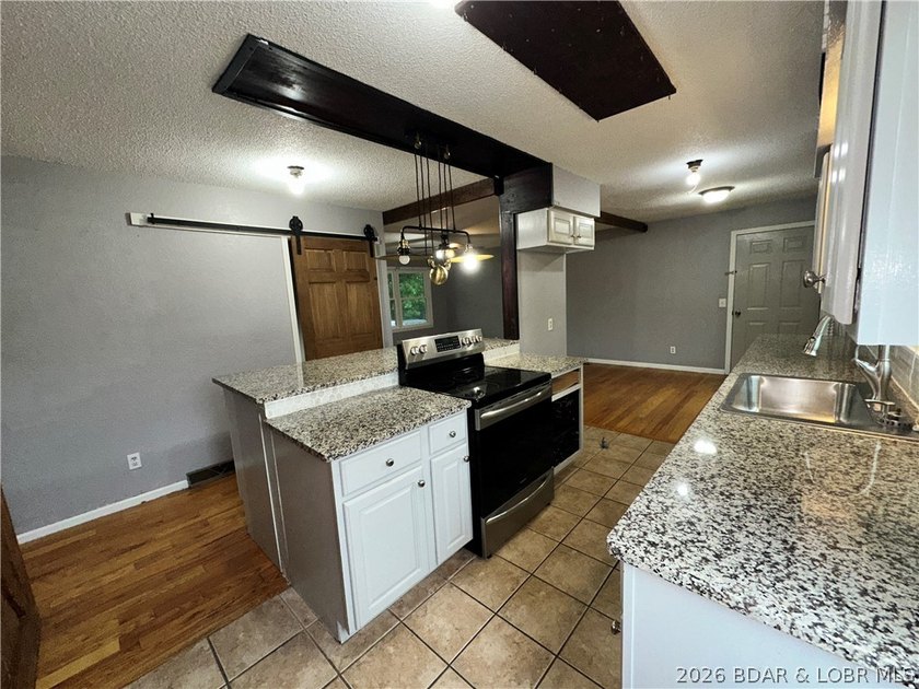 4-bed, 2-bath home in Warsaw featuring an open floor plan - photo 4