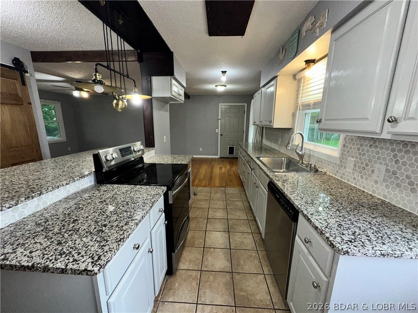 4-bed, 2-bath home in Warsaw featuring an open floor plan - photo 5