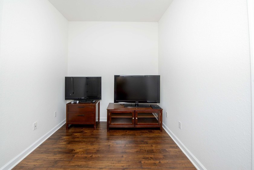 Step into this beautifully maintained 3-bedroom, 2.5-bath - photo 20