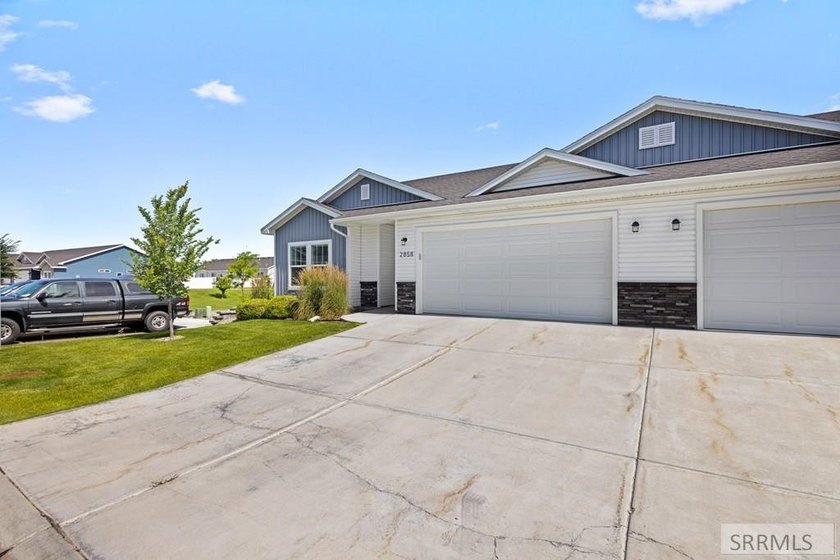 Enjoy the ease of low-maintenance living without sacrificing - photo 2