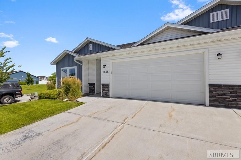 Enjoy the ease of low-maintenance living without sacrificing - photo 3