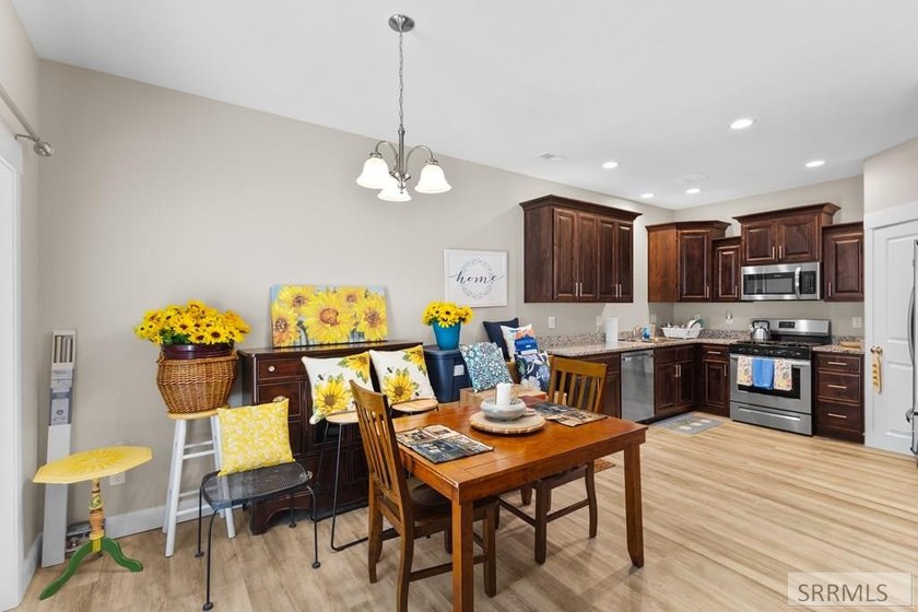 Enjoy the ease of low-maintenance living without sacrificing - photo 8