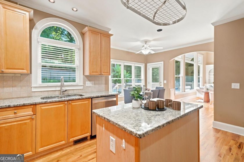 Beautifully 6 bedroom. home on a private cul-de-sac lot in - photo 12