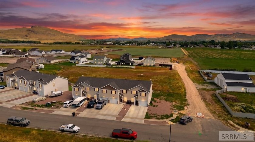 Welcome to 85 E Legacy Drive! Built in 2022, this immaculate - photo 2
