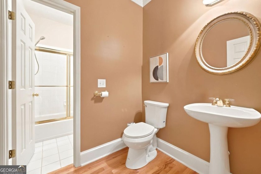 Beautifully 6 bedroom. home on a private cul-de-sac lot in - photo 20