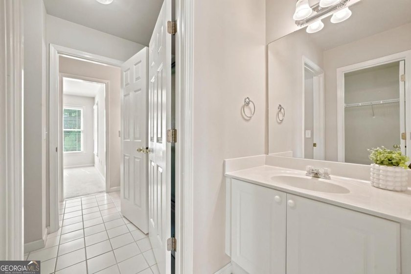 Beautifully 6 bedroom. home on a private cul-de-sac lot in - photo 23