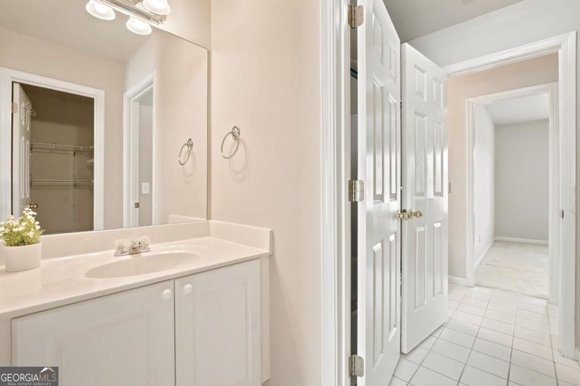 Beautifully 6 bedroom. home on a private cul-de-sac lot in - photo 24