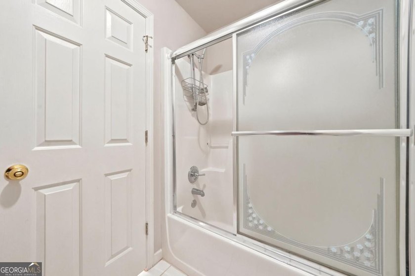 Beautifully 6 bedroom. home on a private cul-de-sac lot in - photo 25
