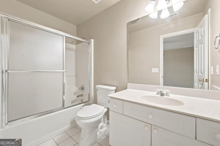 Beautifully 6 bedroom. home on a private cul-de-sac lot in - photo 28
