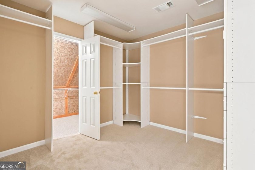 Beautifully 6 bedroom. home on a private cul-de-sac lot in - photo 37