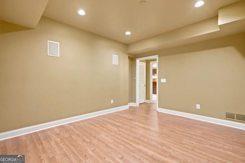 Beautifully 6 bedroom. home on a private cul-de-sac lot in - photo 38