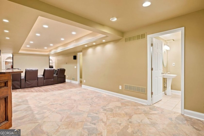 Beautifully 6 bedroom. home on a private cul-de-sac lot in - photo 41