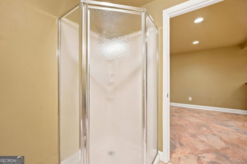 Beautifully 6 bedroom. home on a private cul-de-sac lot in - photo 43