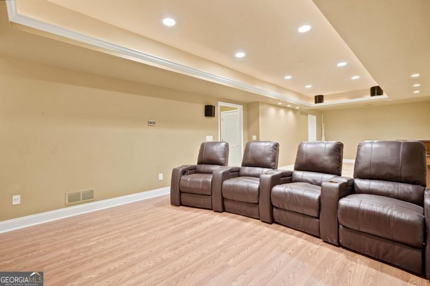 Beautifully 6 bedroom. home on a private cul-de-sac lot in - photo 45