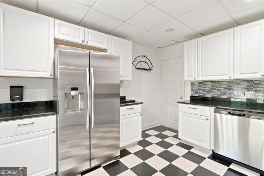 Beautifully 6 bedroom. home on a private cul-de-sac lot in - photo 48