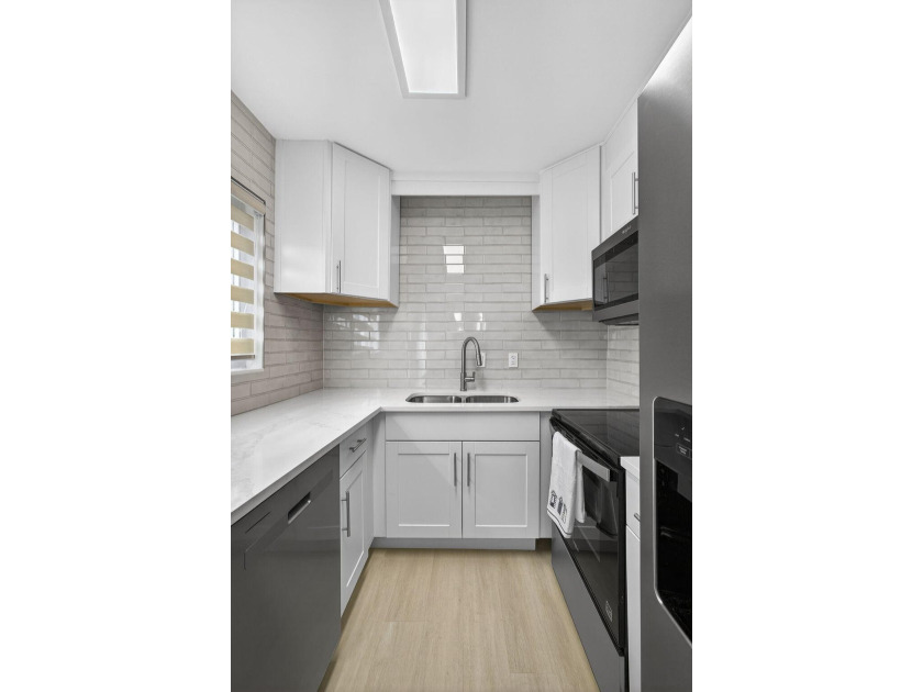Stunning fully renovated corner-unit condo in a premier 55+ - photo 17