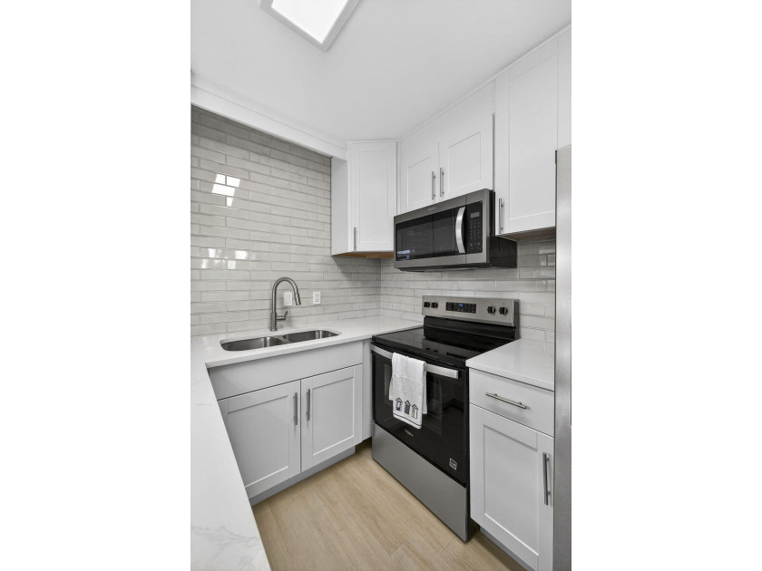 Stunning fully renovated corner-unit condo in a premier 55+ - photo 18