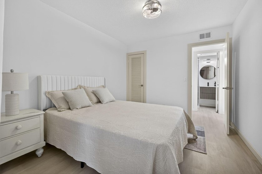 Stunning fully renovated corner-unit condo in a premier 55+ - photo 22