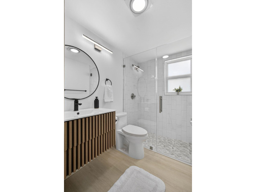 Stunning fully renovated corner-unit condo in a premier 55+ - photo 24