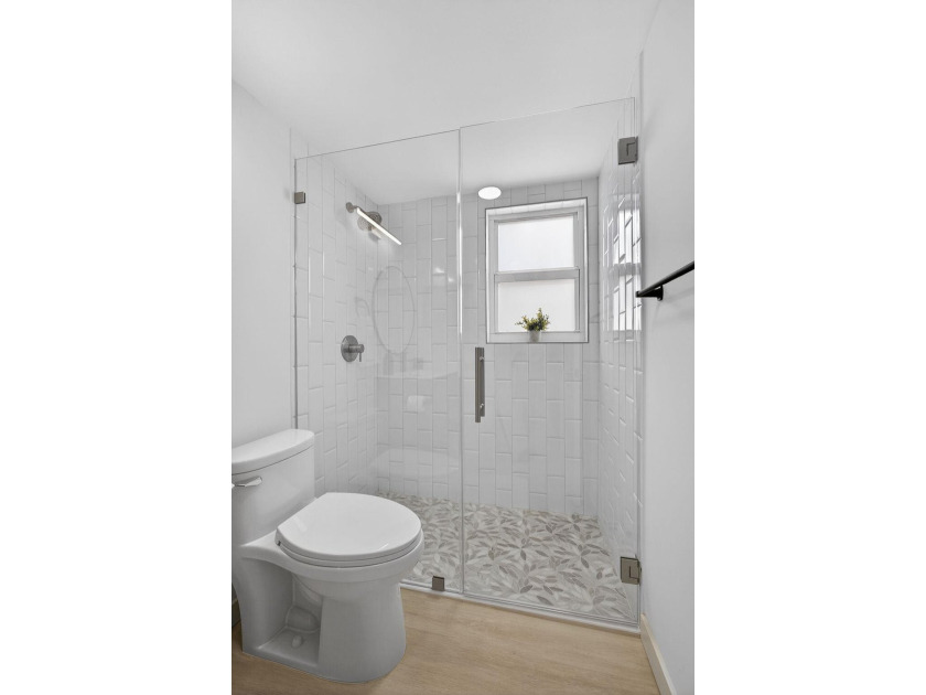 Stunning fully renovated corner-unit condo in a premier 55+ - photo 25