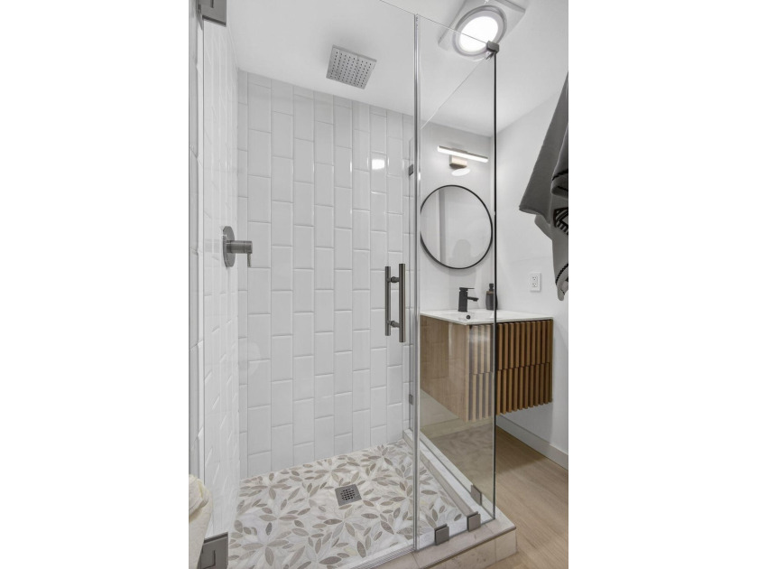 Stunning fully renovated corner-unit condo in a premier 55+ - photo 27