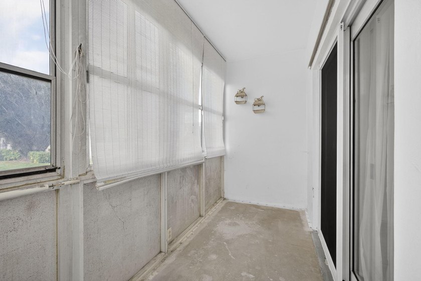 Stunning fully renovated corner-unit condo in a premier 55+ - photo 28