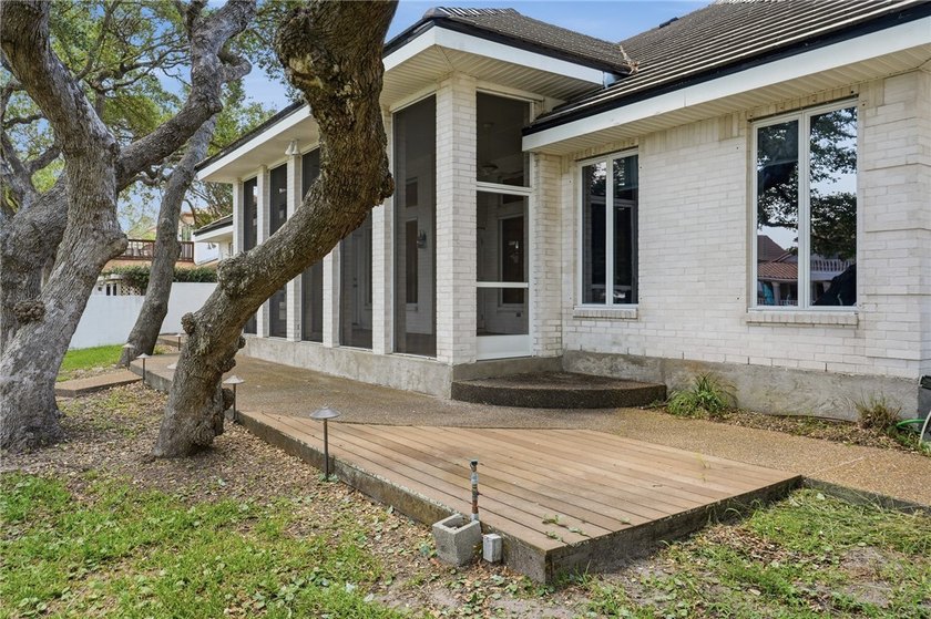 Welcome to this exceptional waterfront home in the highly - photo 31