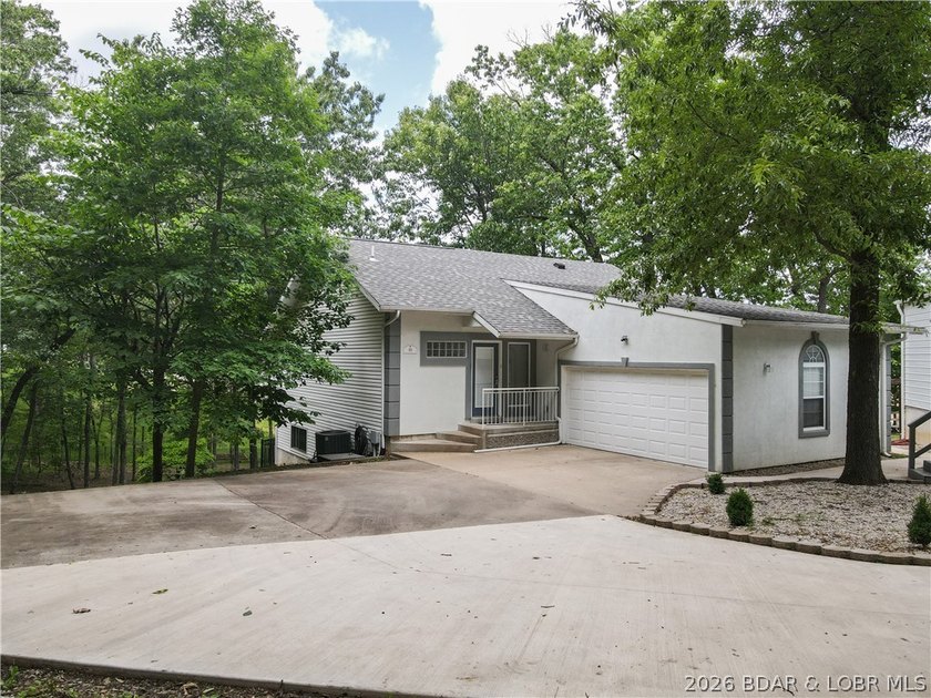 Welcome to your ultimate lake retreat! This stunning 3-bedroom - photo 3