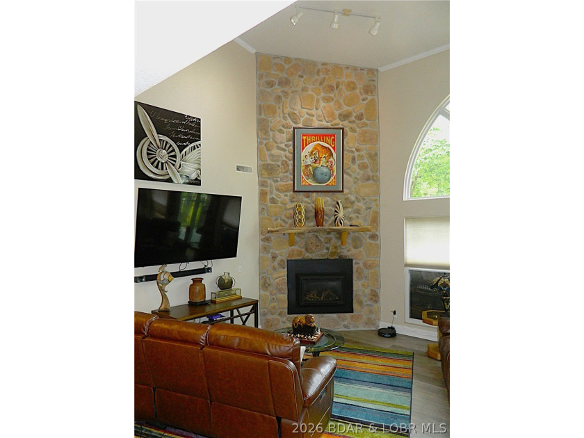 Welcome to your ultimate lake retreat! This stunning 3-bedroom - photo 5