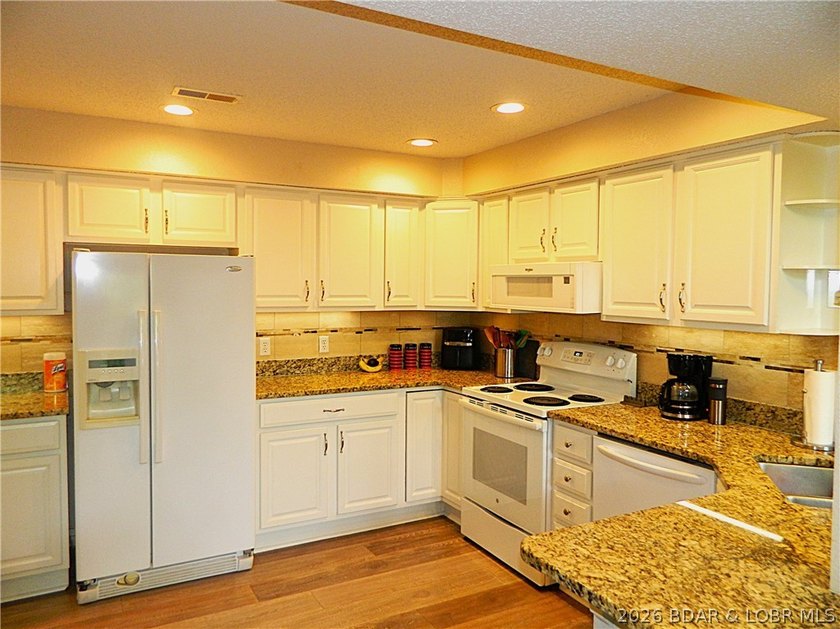 Welcome to your ultimate lake retreat! This stunning 3-bedroom - photo 7
