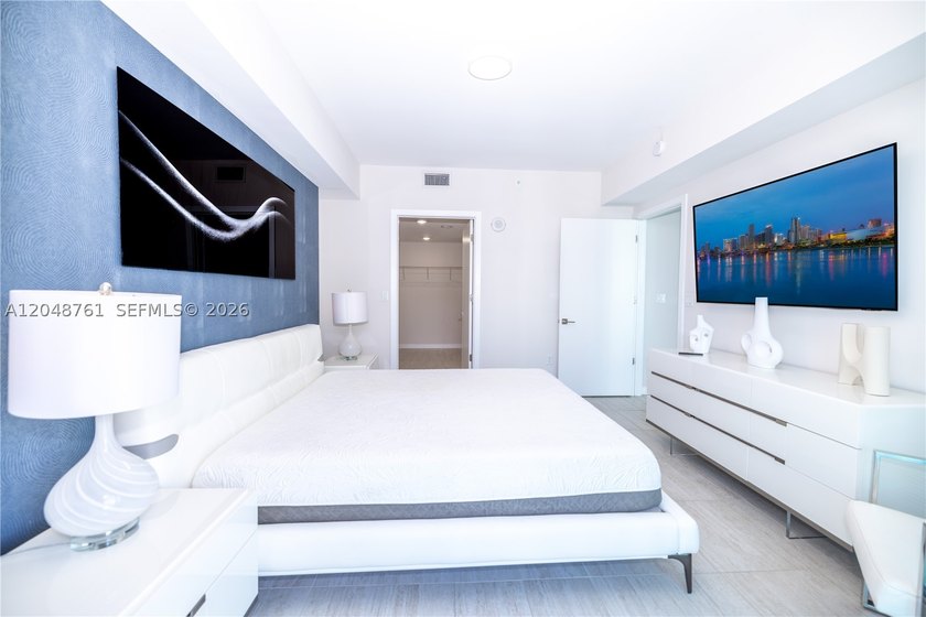 1/1 apt  approved, huge closet that fits a sofa bed, a block - photo 26