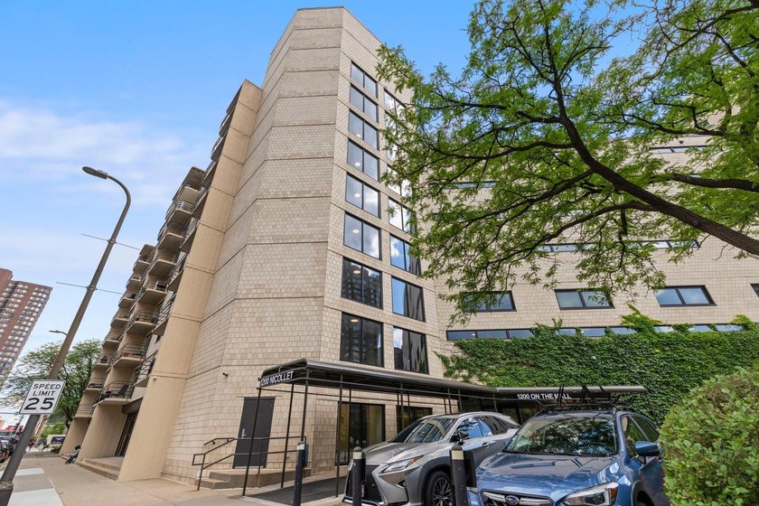 Enjoy easy downtown living in this beautifully maintained - photo 2