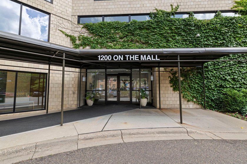 Enjoy easy downtown living in this beautifully maintained - photo 3