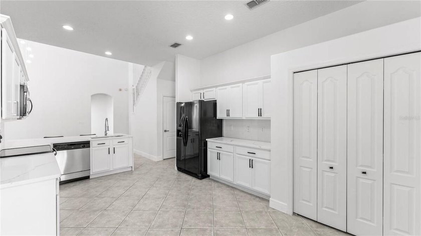 A beautiful, fully remodeled home featuring a new roof and new - photo 18
