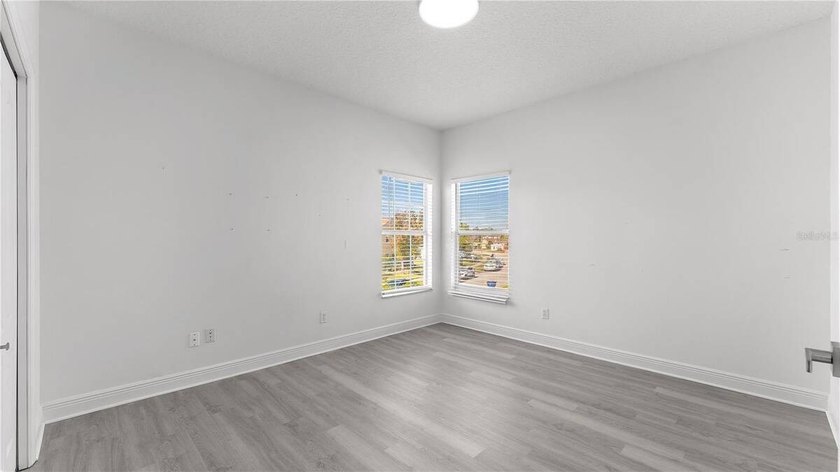 A beautiful, fully remodeled home featuring a new roof and new - photo 27