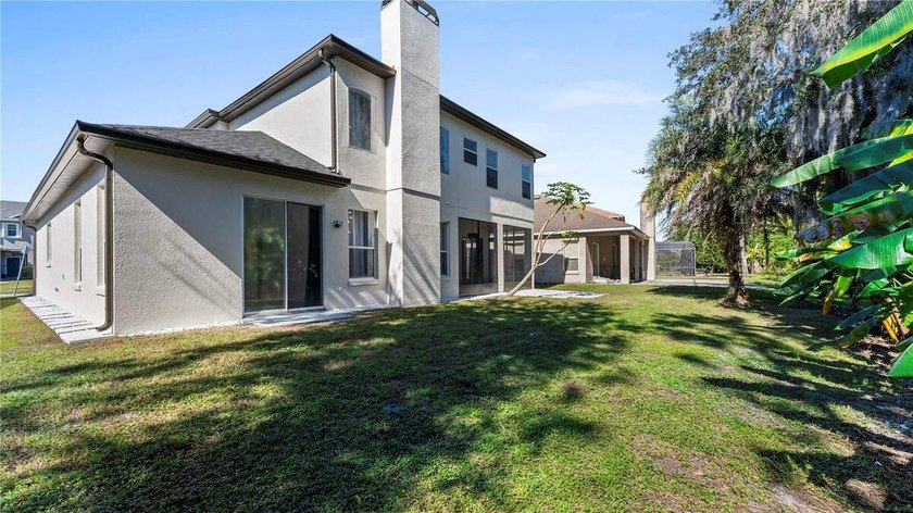 A beautiful, fully remodeled home featuring a new roof and new - photo 32