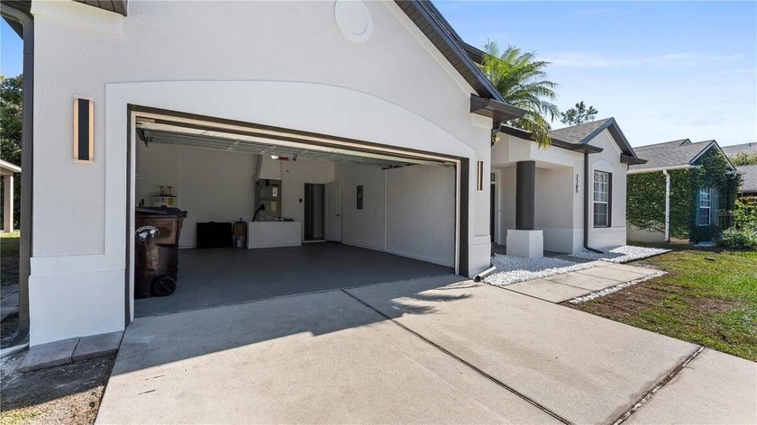 A beautiful, fully remodeled home featuring a new roof and new - photo 33