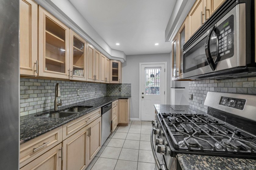 Welcome to this beautifully maintained and exceptionally bright - photo 6