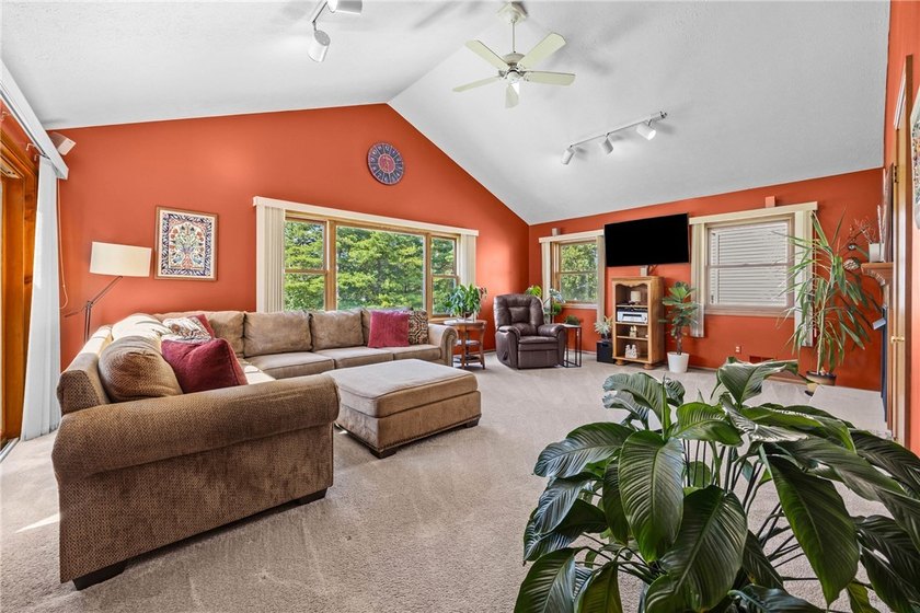 Welcome to this impeccably maintained 4-bedroom, 3.5-bath - photo 11