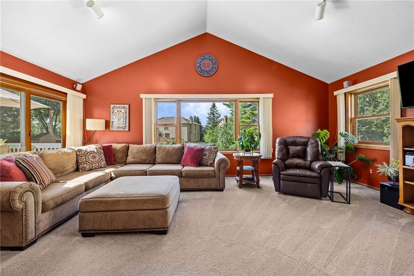 Welcome to this impeccably maintained 4-bedroom, 3.5-bath - photo 12