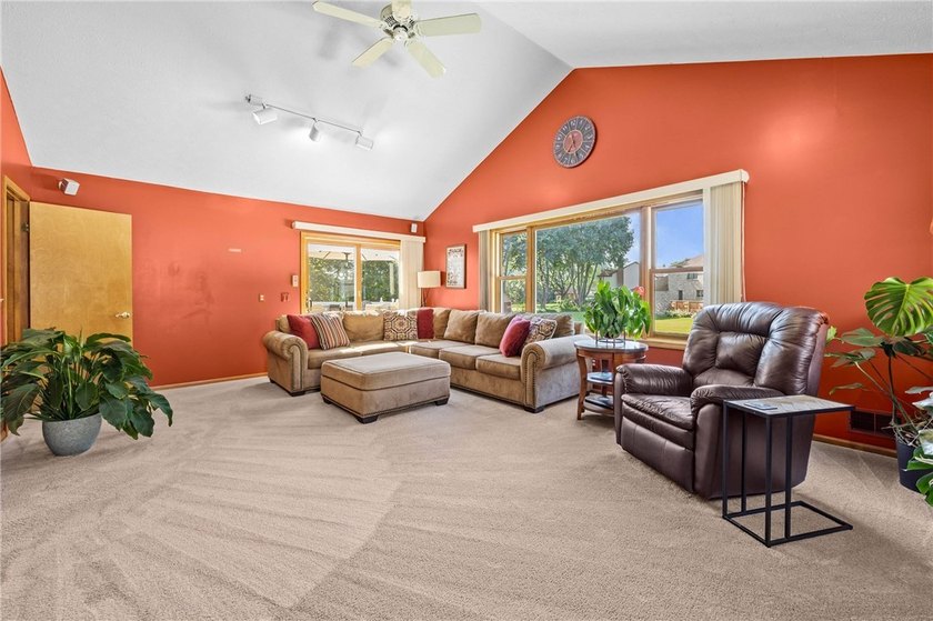 Welcome to this impeccably maintained 4-bedroom, 3.5-bath - photo 13