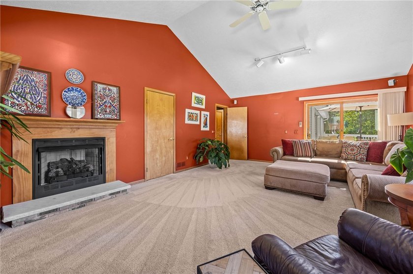 Welcome to this impeccably maintained 4-bedroom, 3.5-bath - photo 14