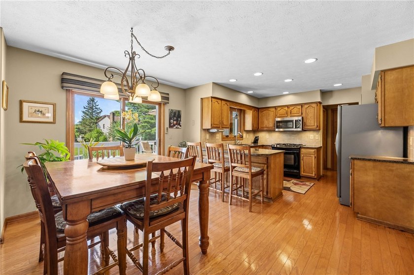 Welcome to this impeccably maintained 4-bedroom, 3.5-bath - photo 15
