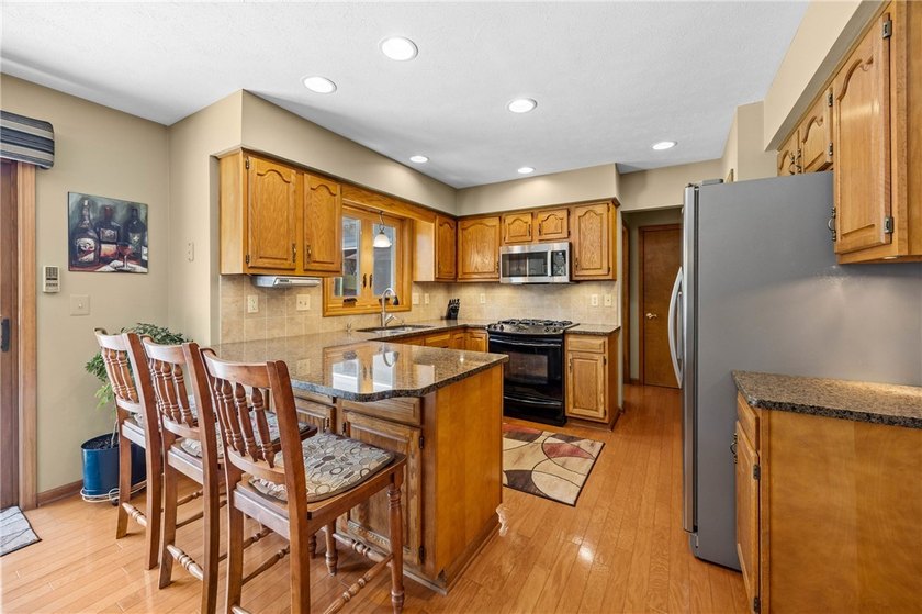 Welcome to this impeccably maintained 4-bedroom, 3.5-bath - photo 17