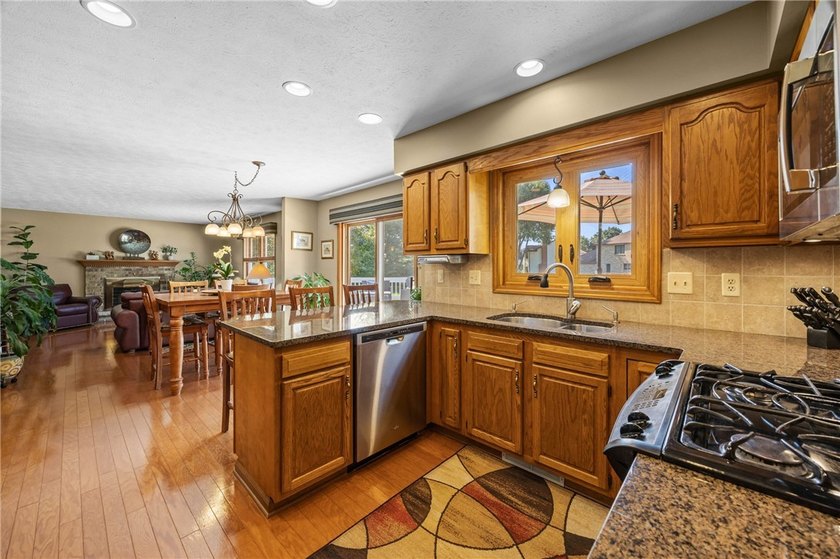 Welcome to this impeccably maintained 4-bedroom, 3.5-bath - photo 19