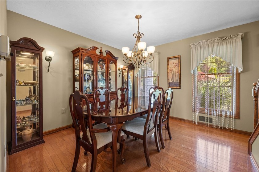Welcome to this impeccably maintained 4-bedroom, 3.5-bath - photo 20
