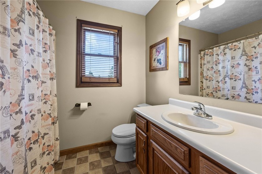 Welcome to this impeccably maintained 4-bedroom, 3.5-bath - photo 22